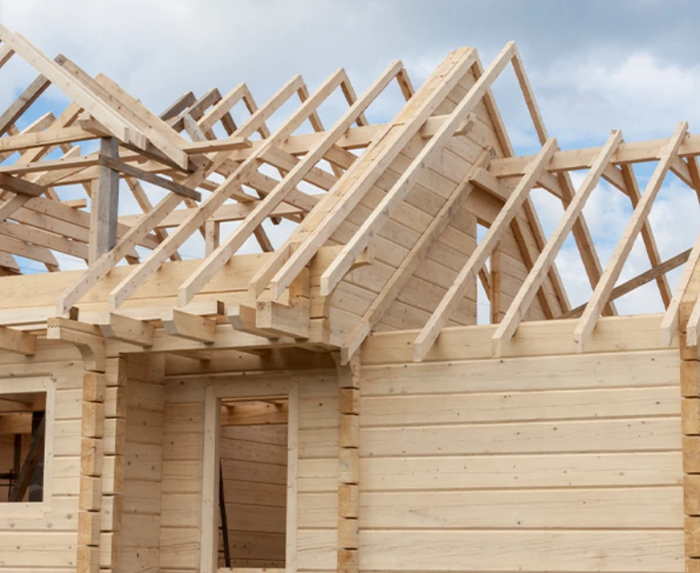 Drewniany dom w budowie